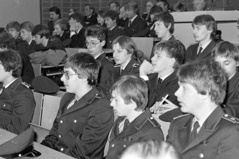 ARH Slg. Weber 02-125/0002, Grundlehrgang für Feuerwehrmann-Anwärter aus Gehrden und Wennigsen in einem Vorlesungssaal zur theoretischen Ausbildung, 1985
