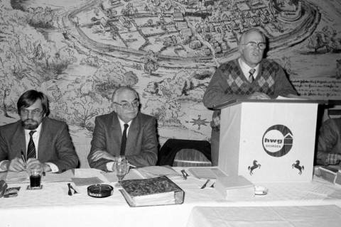 ARH Slg. Weber 02-125/0005, Sitzung des Vereins der Haus-, Wohnungs- und Grundeigentümer mit v.l. N.N., Helmut Eberhard und August Katz im Ratskeller, Gehrden, zwischen 1980/1990