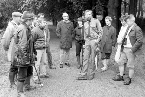 ARH Slg. Weber 02-125/0011, Mehrere Personen bei einer vogelkundlichen Wanderung? durch einen Wald, zwischen 1980/1990