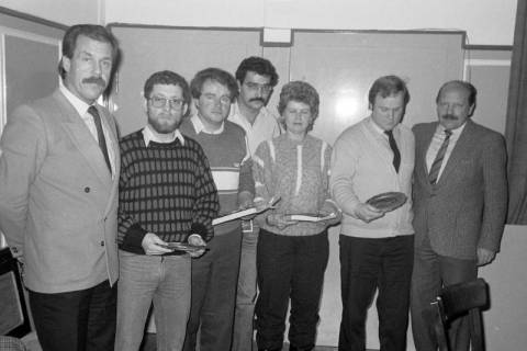 ARH Slg. Weber 02-125/0021, Gruppenfoto nach der Übergabe von Trophäentellern vom Tischtennis im T.V. Jahn Leveste, 1984
