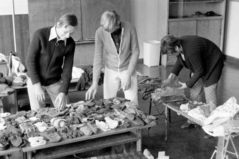 ARH Slg. Weber 02-126/0003, Drei Personen in einer Schule bei der Sortierung von Fundsachen?, zwischen 1980/1990