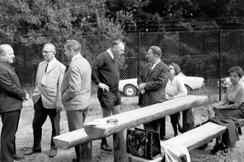 ARH Slg. Weber 02-126/0012, Eine Personengruppe an einem Picknicktisch, zwischen 1980/1990