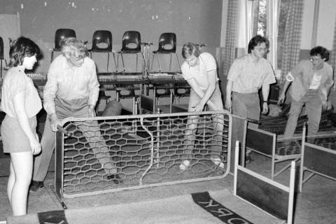 ARH Slg. Weber 02-126/0013, Mitglieder der Johanniter-Unfall-Hilfe (JUH) bei der Aufstellung von Betten, zwischen 1980/1990