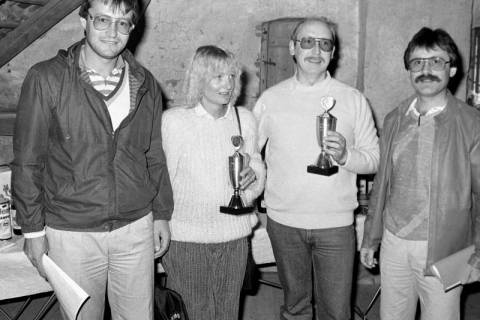 ARH Slg. Weber 02-126/0017, Vier Personen nach einer Siegerehrung des Tennisclubs Everloh mit Pokalen und Urkunden im Vereinsraum auf dem Erichshof, Everloh, zwischen 1980/1990