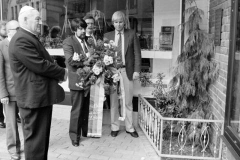 ARH Slg. Weber 02-126/0020, V.l. Wolfgang Petter und Detlef Illemann vom Vorstand der SPD Gehrden legen einen Kranz vor der Gedenktafel für die ehemalige Synagoge ab, l. Erwin Franz von der jüdischen Gemeinde, Gehrden, zwischen 1980/1990