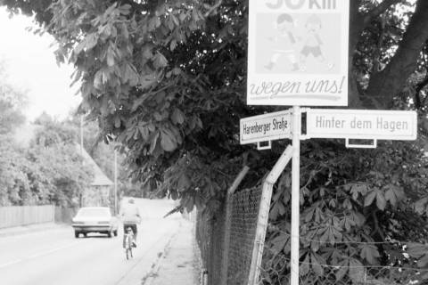 ARH Slg. Weber 02-128/0018, Kreuzung der Harenberger Straße und Hinter dem Hagen mit einem Geschwindigkeitsbegrenzungsschild, Everloh, zwischen 1980/1990