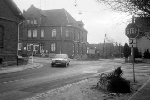 ARH Slg. Weber 02-129/0004, Übergang der Hauptstraße in die Göxer Straße mit Kreuzung der Gehrdener Straße, Leveste, zwischen 1980/1990