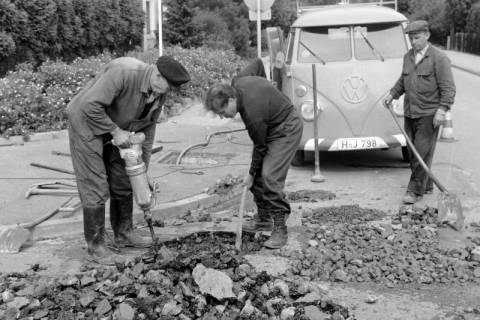 ARH Slg. Weber 02-129/0015, Die Arbeiter v.l. Helmut Jelinek, Dieter Mehlberg und Achim Hauss vom Bauhof der Stadt Gehrden bei einer Straßenausbesserung, Gehrden, zwischen 1970/1980