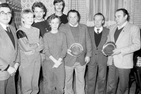 ARH Slg. Weber 02-129/0016, Gruppenfoto nach der Überreichung von Trophäenteller an zwei Männer mit dem Vorsitzenden Günter Bullerdiek (zweiter von rechts) beim MTV Lemmie, zwischen 1980/1990