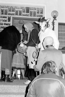 ARH Slg. Weber 02-129/0018, Unverheiratete junge Männer zum Ende der Fastnachtszeit beim "Geffeln" mit Einsammeln von Eiern in Körben und Schlachtewurst am Geffelstab, Northen, zwischen 1980/1990