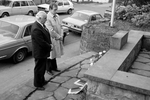ARH Slg. Weber 02-130/0012, V.l. Gehrdens Bürgermeister Helmut Oberheide und Stadtdirektor Hans Bildhauer bei der Ablegung eines Kranz vor dem Gefallenendenkmal, Gehrden, zwischen 1980/1990