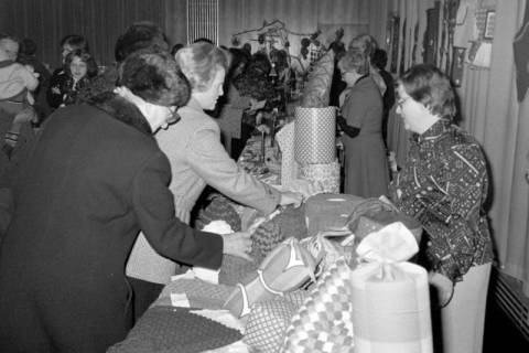 ARH Slg. Weber 02-130/0014, Mehrere Frauen auf einem Hobbybasar? an einem Stand mit Handarbeiten, zwischen 1980/1990