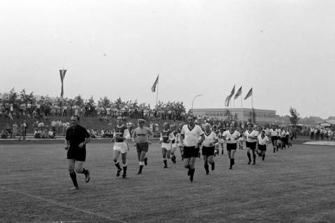 ARH Slg. Weber 02-130/0020, Prominentenmannschaft des NDR mit Funkhaus-Chef Conny Haupt an der Spitze (links) und Auswahl des SV Gehrden (rechts) beim Stadionfest zur Einweihung der neuen Bezirkssportanlage Lange Feldstraße, Gehrden, 1970