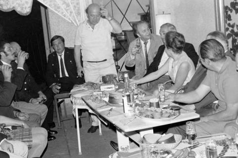 ARH Slg. Weber 02-131/0003, Eine Personengruppe beim Umtrunk mit Kalten Platten zur Feier der Einheitsgemeinde Stadt Gehrden nach dem Zusammenschluss von 8 Gemeinden, Gehrden, 1971
