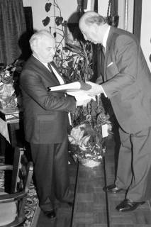ARH Slg. Weber 02-132/0001, Gehrdens Bürgermeister Gerhard Oberkönig (rechts) überreicht seinem Nachfolger Helmut Oberheide ein Buch, um 1980