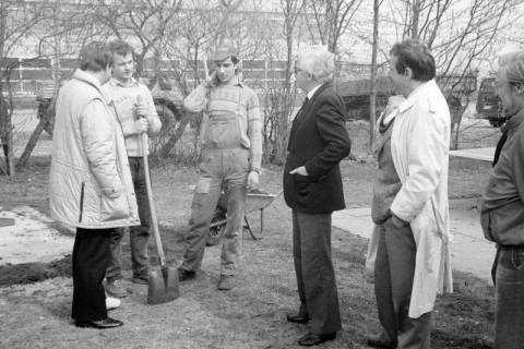 ARH Slg. Weber 02-132/0015, Zwei Gärtner? und weitere Personen an Tischtennisplatten, zwischen 1980/1990