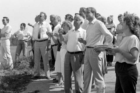 ARH Slg. Weber 02-132/0019, Stadtdirektor Hans Bildhauer (rechts) und weitere Personen bei einer Veranstaltung auf der Sportanlage des SV Gehrden in der Lange Feldstraße, Alt-Gehrden, zwischen 1980/1990
