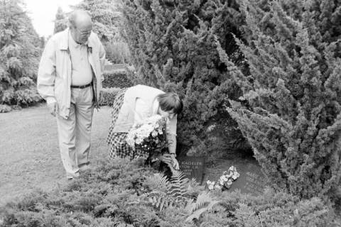 ARH Slg. Weber 02-132/0022, Georg Weber sen. und Helga Görsmann vom Heimatbund Gehrden legen einen Blumenstrauß an den Gräbern des Ehepaars Kageler ab, zwischen 1980/1990