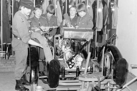 ARH Slg. Weber 02-133/0001, Klaus Wedemeyer (links) mit Mitgliedern der Jugendfeuerwehr Gehrden am Tragkraftspritzenanhänger im Feuerwehrhaus Gehrden, zwischen 1980/1990