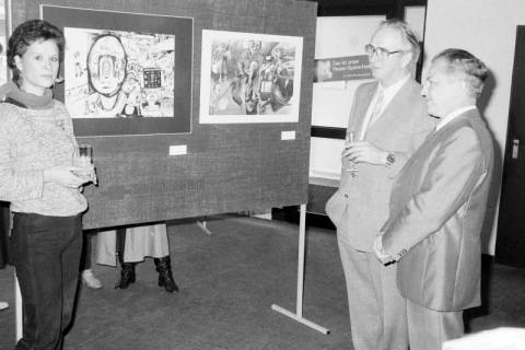 ARH Slg. Weber 02-133/0004, Eine Frau und zwei Männer vor Gemälden bei einer Kunstausstellung, zwischen 1980/1990
