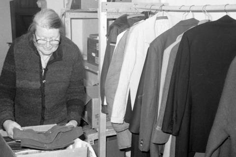 ARH Slg. Weber 02-133/0010, Gertrud Mende vom DRK-Ortsverein in der DRK-Kleiderkammer, Gehrden, zwischen 1980/1990