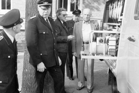 ARH Slg. Weber 02-133/0014, V.l. Ortsbrandmeister Friedrich Rascher (Ditterke), Ortsbrandmeister Günter Baumgarten (Leveste), Zugführer Werner König (Gehrden), N.N. und N. N. bei einer Fahrzeugschau vor dem Feuerwehrhaus Leveste, zwischen 1980/1990