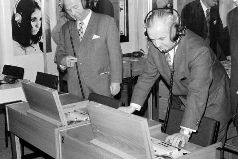 ARH Slg. Weber 02-133/0019, Gehrdens Bürgermeister Gerhard Oberkönig (links) und Helmut Oberheide mit Kopfhörern in einem Sprachlabor?, zwischen 1970/1980