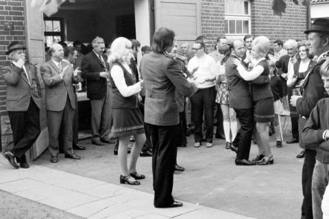 ARH Slg. Weber 02-134/0013, Ein tanzendes Paar auf einem Schützenfest?, zwischen 1980/1990