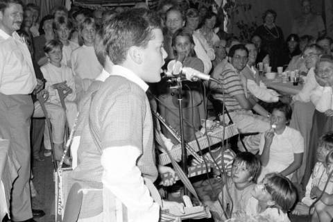 ARH Slg. Weber 02-134/0014, Drei Jungen singen vor Kindern und Erwachsenen auf einer Karnevalsveranstaltung?, zwischen 1980/1990