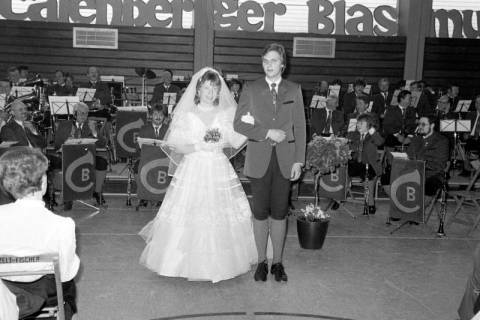 ARH Slg. Weber 02-134/0020, Hochzeitspaare tanzen mit Begleitung durch das Blasorchester "Die Original Calenberger" vor Publikum in der Sporthalle Lange Feldstraße, Gehrden, zwischen 1980/1990
