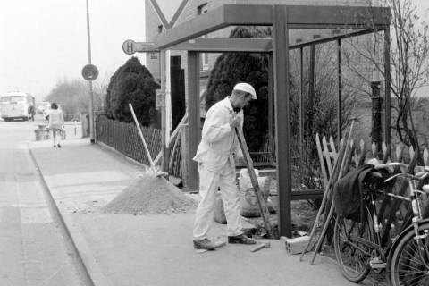 ARH Slg. Weber 02-135/0001, Bau einer Bushaltestelle an der Lange Feldstraße, im Hintergrund die Kreuzung mit der Schulstraße, Gehrden, zwischen 1980/1990