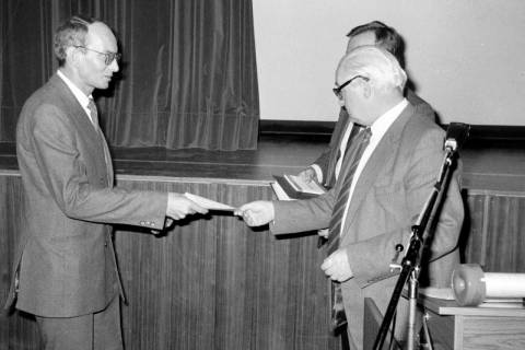 ARH Slg. Weber 02-135/0013, Gehrdens Bürgermeister Helmut Oberheide und weitere Männer vor einer Bühne, zwischen 1980/1990
