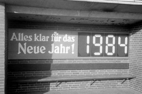ARH Slg. Weber 02-135/0014, Vom Malermeister Bernhard Riese gestaltete Rückwand des Wartehäuschens einer Bushaltestelle, Lenthe, wohl 1984