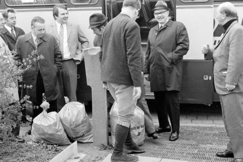 ARH Slg. Weber 02-136/0007, Mehrere Männer vor einem Bus, zwischen 1970/1980