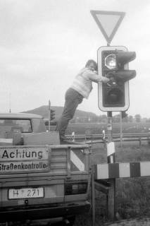 ARH Slg. Weber 02-136/0011, Ein Mann bei der Reparatur einer Ampel an der Kreuzung der Nordstraße Richtung Everloh/Leveste, Gehrden, zwischen 1980/1990