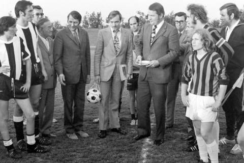ARH Slg. Weber 02-136/0012, Fünfter v.l. Rudolf Lemke vom Sportverein Gehrden, daneben Stadtdirektor Hans Bildhauer, Landrat Jürgen Bauermeister und Direktor der Hauptschule Georg Rempelr zwischen zwei Fußballmannschaften auf einem Sportplatz, Gehrden, zwischen 1980/1990