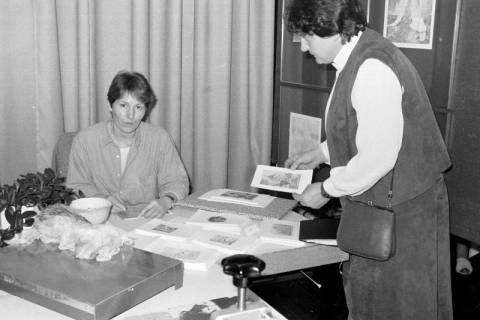 ARH Slg. Weber 02-136/0019, Zwei Frauen bei einer Hobbyausstellung?, zwischen 1980/1990