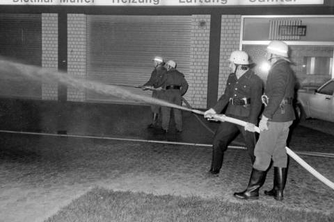 ARH Slg. Weber 02-136/0021, Übung der Feuerwehr Gehrden mit v.l. Heinz Hunger, Rolf Mazath, Wolfgang Grube und Helmuth Temps auf dem Betriebsgelände von Heizung/Lüftung/Sanitär Müller an der Ronnenberger Straße, Gehrden, 1976