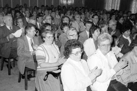 ARH Slg. Weber 02-137/0003, Publikum beim Auftritt des Musikcorps der Feuerwehr Leveste mit dem Dirigenten Ewald Hache im Gasthaus Behnsen, Leveste, zwischen 1980/1990