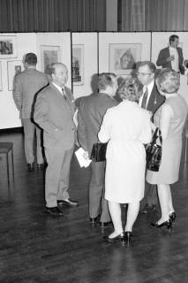 ARH Slg. Weber 02-137/0004, Gehrdens Bürgermeister Gerhard Oberkönig (links) mit weiteren Personen auf einer Kunstausstellung in der Festhalle Am Castrum, Gehrden, zwischen 1970/1980
