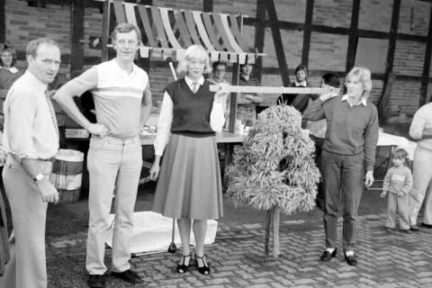 ARH Slg. Weber 02-137/0014, V.l. Otto Reverey, Karl-Heinz Wölbern und zwei Frauen mit einer Erntekrone auf einem Erntedankfest, Everloh, zwischen 1980/1990