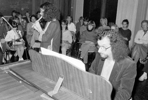 ARH Slg. Weber 02-138/0011, Auftritt einer Musikgruppe vor Publikum, zwischen 1980/1990
