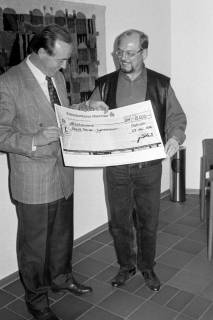 ARH Slg. Weber 02-138/0012, Übergabe eines Schecks an das Jugendzentrum Gehrden mit Stadtdirektor Hans Bildhauer (r.) und Dietmar Müller (l.), Betriebsinhaber von Heizung, Lüftung, Sanitär Müller in Gehrden  , 1996