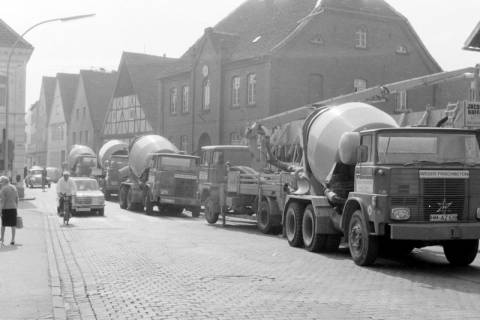 ARH Slg. Weber 02-139/0004, Anlieferung von Beton für einen Hausbau an der Dammstraße, Gehrden, um 1975