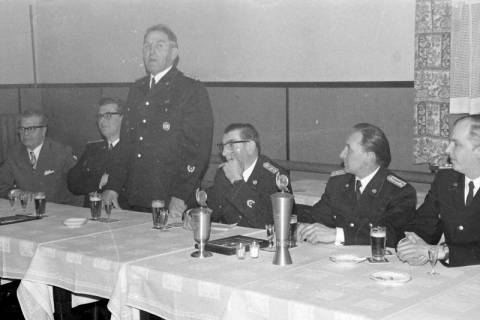 ARH Slg. Weber 02-139/0017, Ein Mann hält eine Rede bei einer Feier mit einer Siegerehrung, zwischen 1980/1990