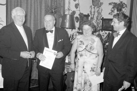 ARH Slg. Weber 02-140/0003, Überreichung von Urkunden an ein Ehepaar?, zwischen 1980/1990