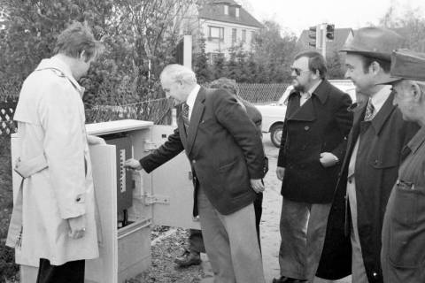 ARH Slg. Weber 02-141/0005, Gehrdens Bürgermeister Helmut Oberheide mit weiteren Männern bei der Kontrolle des Ampelsteuerschrankes, Lange Feldstraße/Hallenbad, Gehrden, zwischen 1980/1990