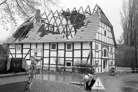 ARH Slg. Weber 02-141/0012, Feuerwehreinsatz an einem Haus in der Hainwiese Ecke Wiesenstraße mit zerstörtem Dach, Redderse, zwischen 1980/1990