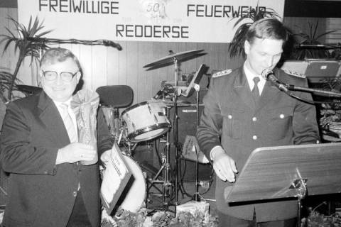ARH Slg. Weber 02-142/0009, Ehrung von Hubert Franz aus Redderse durch Ortsbrandmeister Heinz Dubenkropp bei der 50-jährigen Jubiläumsfeier der Freiwilligen Feuerwehr Redderse, 1984
