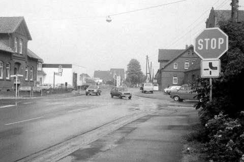 ARH Slg. Weber 02-142/0011, Übergang der Hauptstraße in die Göxer Straße mit Kreuzung der Gehrdener Straße, Leveste, zwischen 1980/1990
